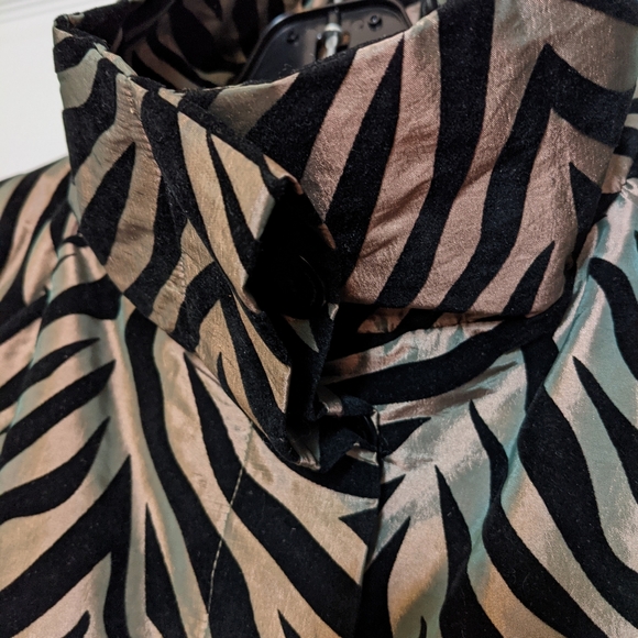 🐯Gold and Black Tiger Print Jacket- Size Medium - Picture 4 of 11